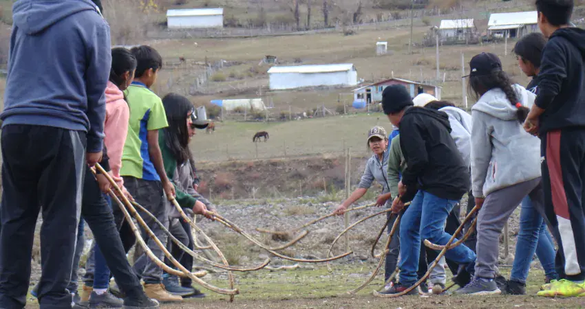 Actividad educativa sobre el palin mapuche en un entorno escolar
