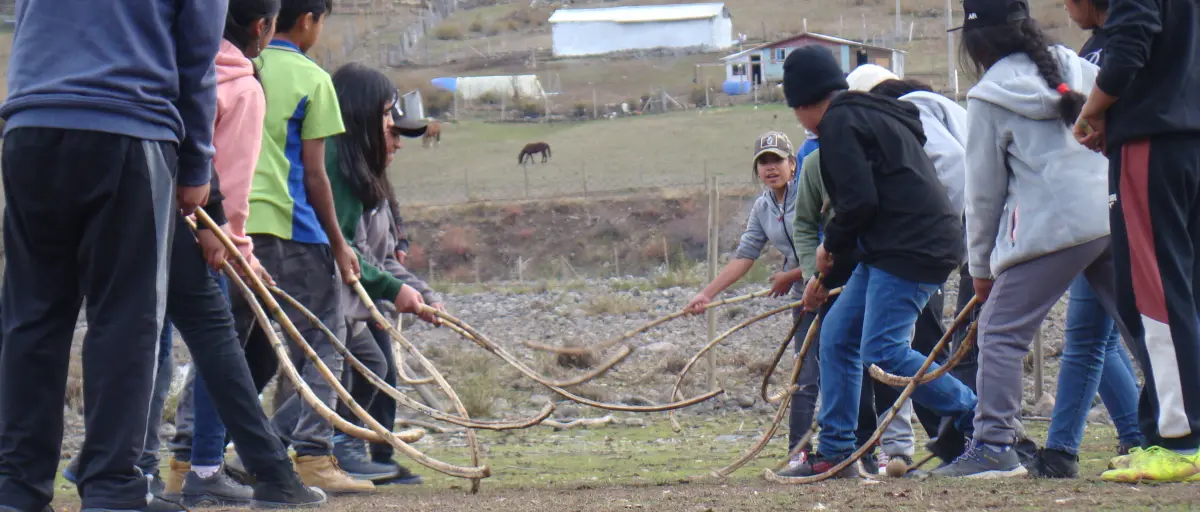 Alumnos practicando palin mapuche