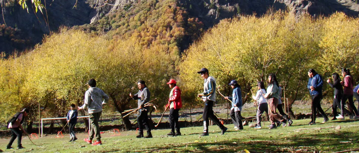 Equipo realizando talleres de palin mapuche