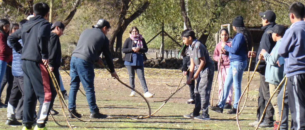 Jugadores practicando palin mapuche